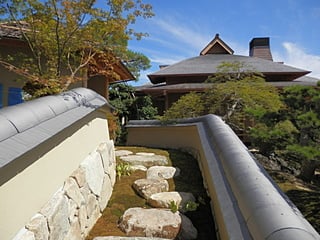 I look at the ridge with the fireplace from a gate built between the main gate and the main house of the palace-styled architecture in the Fujiwara period