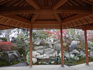 I look at the garden of the north side from a gate built between the main gate and the main house of the palace-styled architecture in the Fujiwara period