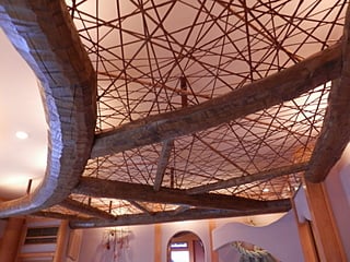 栗の丸太と間に竹を編み上げた天井